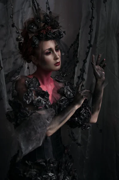 Темная королева в сказочном костюме — стоковое фото