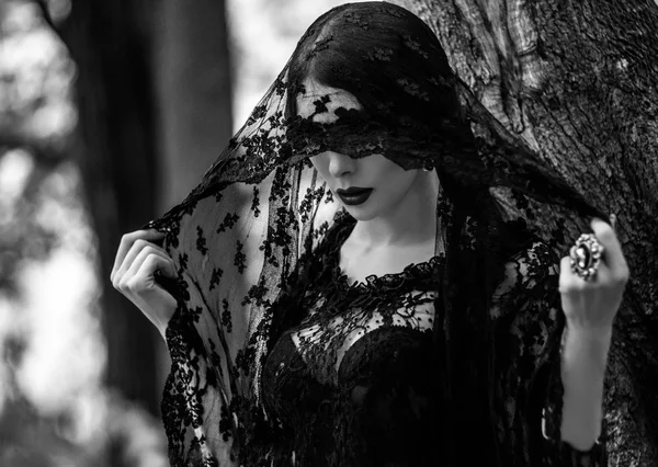 Kvinnan i svart spetsklänning — Stockfoto