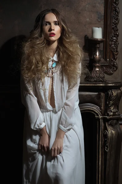 Mulher posando em vestido branco — Fotografia de Stock