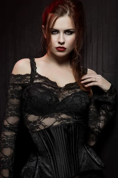 Kvinnan i svart gotiska kostym Royaltyfria Stockbilder
