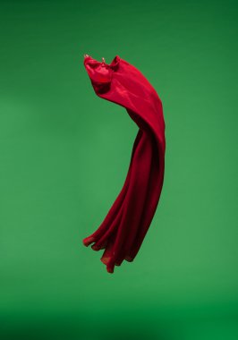 Havadaki kırmızı kumaş