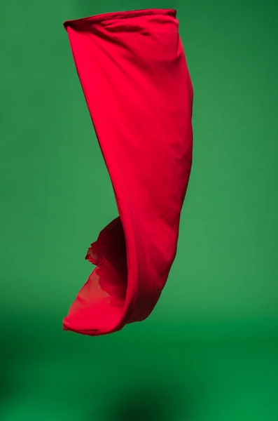 Червона тканина в повітрі — стокове фото
