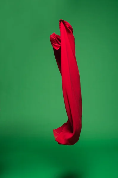 Rött tyg i luften — Stockfoto