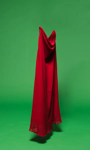 Червона тканина в повітрі — стокове фото