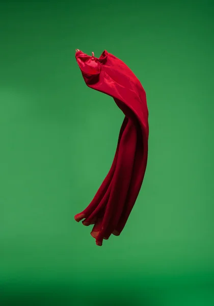 Rött tyg i luften — Stockfoto