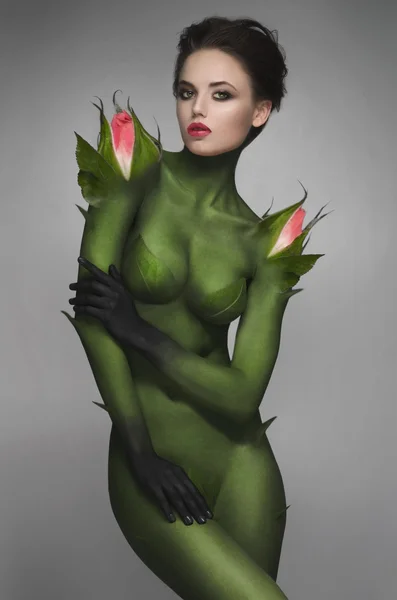 Mulher em corpo-arte verde com rosa burgeons — Fotografia de Stock