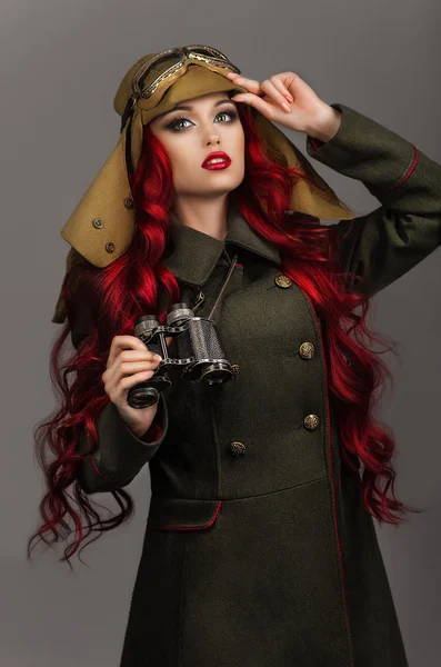 Kızıl saçlı kadın steampunk kostüm