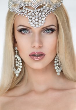 Taç Posh sarışın kadın