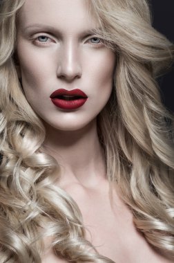 Kırmızı dudaklı kadın