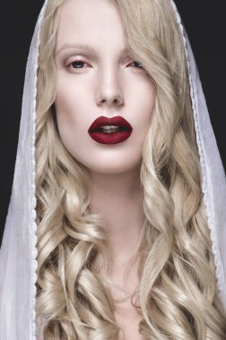 Kırmızı dudaklı kadın