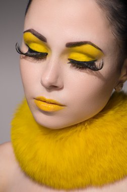 Kadın sarı makyaj ile