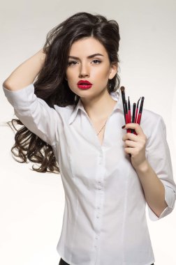 Kadın profesyonel makyaj fırçaları ile