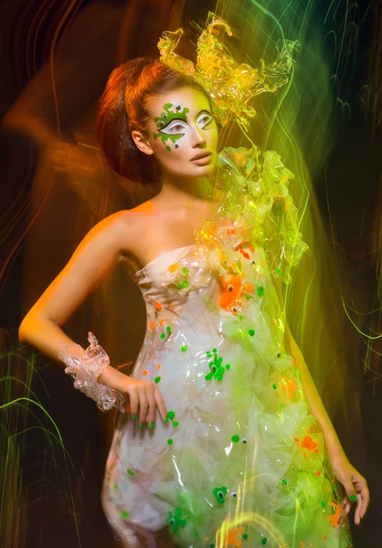 Vrouw met kleurrijke make-up — Stockfoto