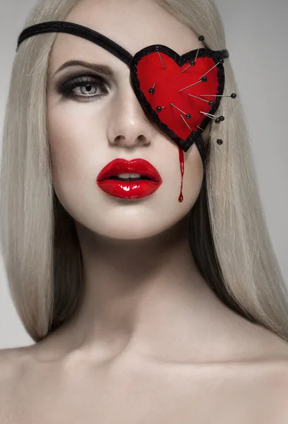 Frau mit roten Lippen und Augenklappe — Stockfoto