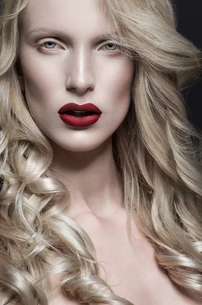 Женщина с красными губами — стоковое фото