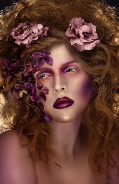 Mujer con peinado y flores en el pelo — Foto de Stock