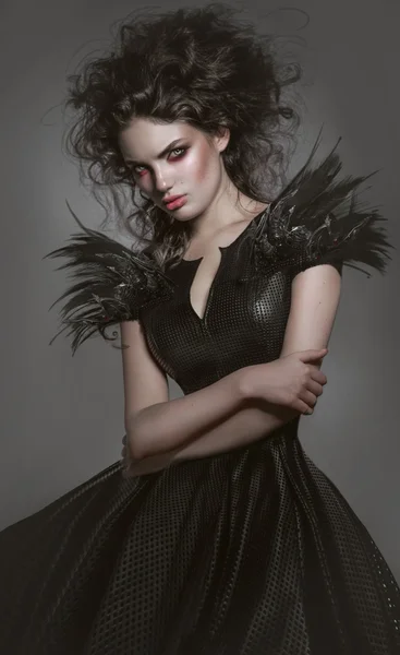 Femme en robe de mode gothique — Photo