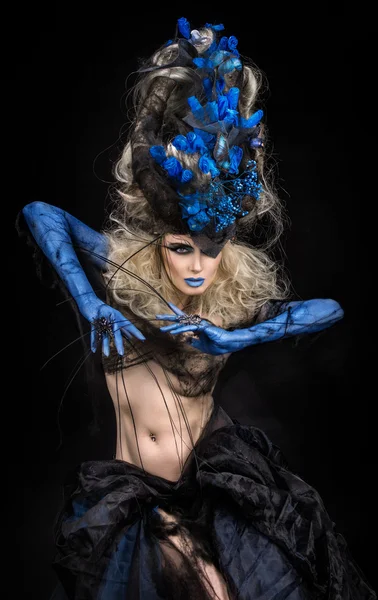 Kvinnan i blå vanguard kostym — Stockfoto