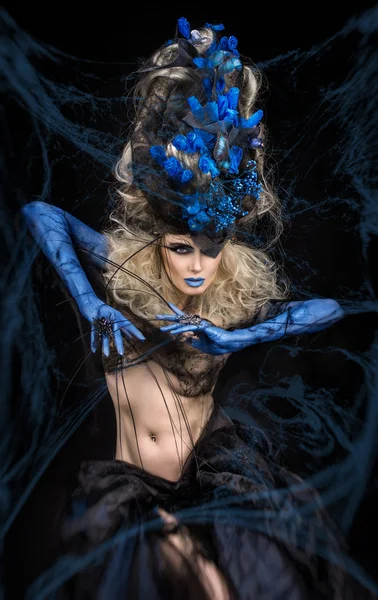 Femme en costume bleu d'avant-garde — Photo