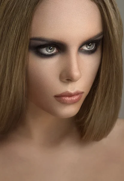 Kobieta z smokey eyes — Zdjęcie stockowe