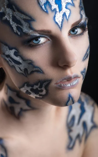 Mulher com prata face-art — Fotografia de Stock