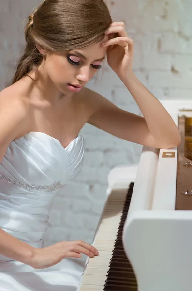 弹钢琴的新娘 — 图库照片