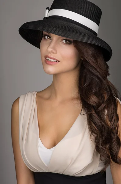 Elegante modella di moda in cappello — Foto Stock