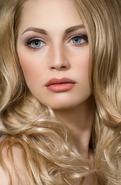 Retrato de mulher elegante com cabelo bonito — Fotografia de Stock