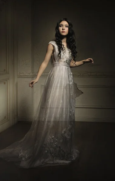 Hantu gadis dengan gaun putih Stok Gambar Bebas Royalti