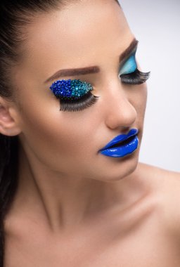 Bayan parlak makyaj