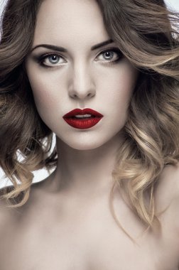 Kırmızı dudaklar ve mükemmel makyaj ile model