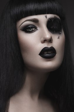 Göz deliği olan kadın