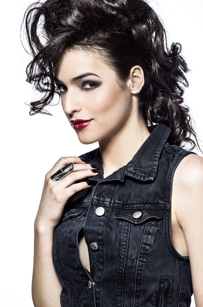 Модель моды в жилете
