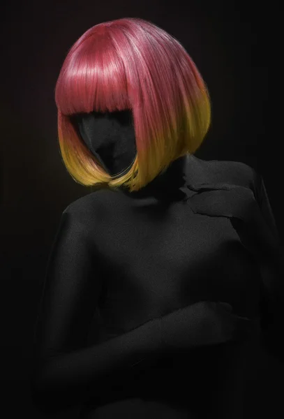 Θηλυκή περούκα σε γυναίκα με τα μαύρα — Φωτογραφία Αρχείου