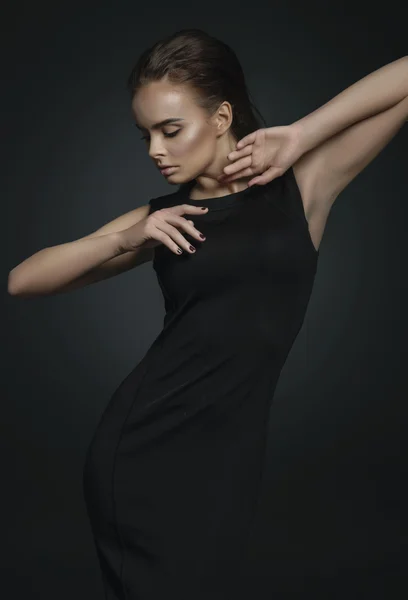 Modella in abito nero — Foto Stock
