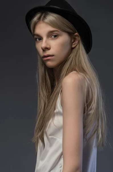 Mode-Modell mit Hut — Stockfoto