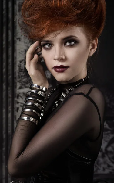 Portrait de fille rousse en robe noire — Photo