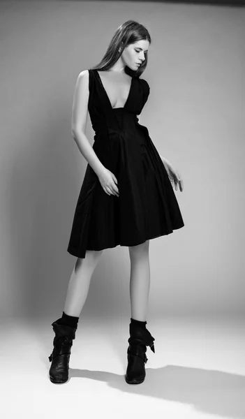 Μόδα μοντέλο γυναίκα στο μαύρο φόρεμα — Φωτογραφία Αρχείου