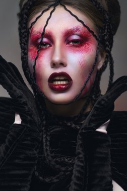 Yaratıcı kırmızı makyaj kadınla