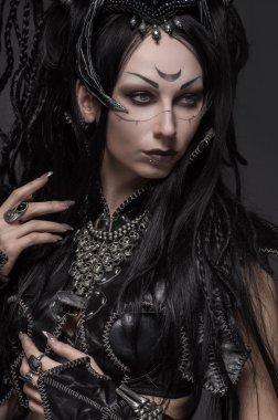 Kadın karanlık elf savaşçısı