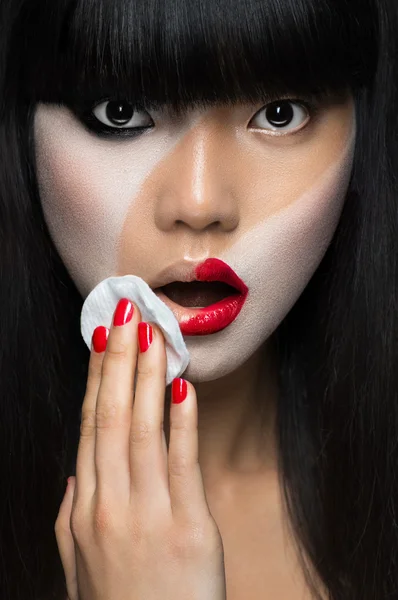 Asiatisk kvinna att ta bort make-up — Stockfoto