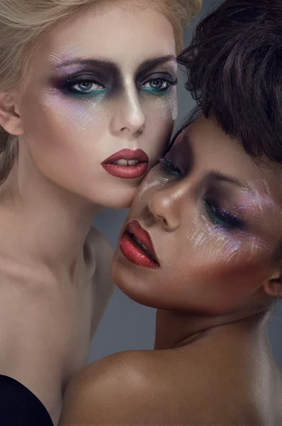 Dois modelos com maquiagem brilhante — Fotografia de Stock