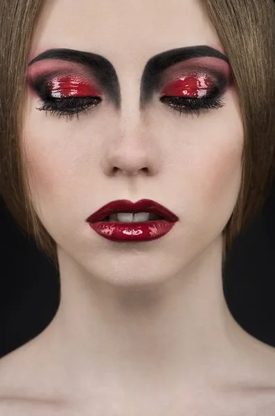 Femme avec maquillage vampire noir et rouge professionnel — Photo