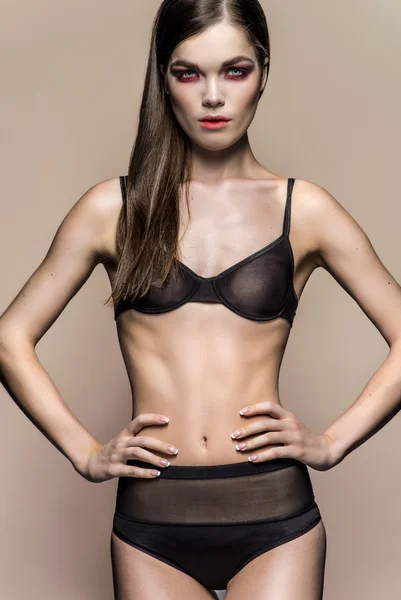 Sexy vrouw in zwart lingerie — Stockfoto