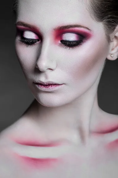 Menina modelo com maquiagem rosa — Fotografia de Stock