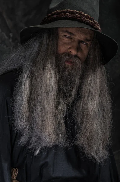 Портрет старого колдуна в шляпе — стоковое фото