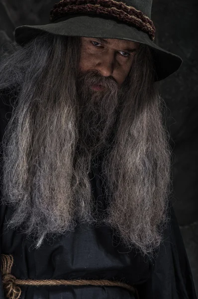 Retrato de velho feiticeiro em chapéu — Fotografia de Stock