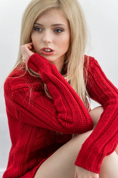 Sexy Blondine im roten Pullover — Stockfoto