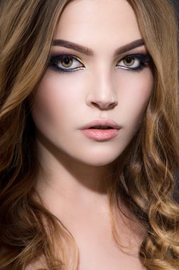 model parlak makyaj ile