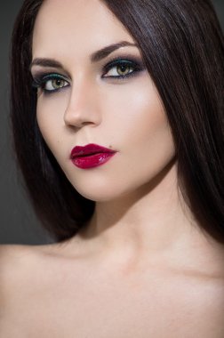 Kırmızı dudaklar ve mükemmel makyaj ile model
